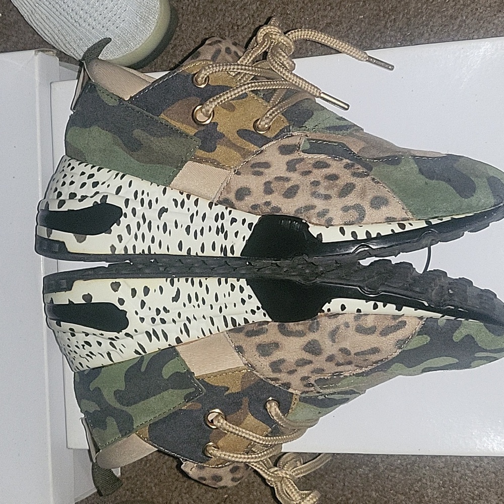 Steve Madden Camo. & Leopard Print Sneakers W/ Box - Picture 4 of 7